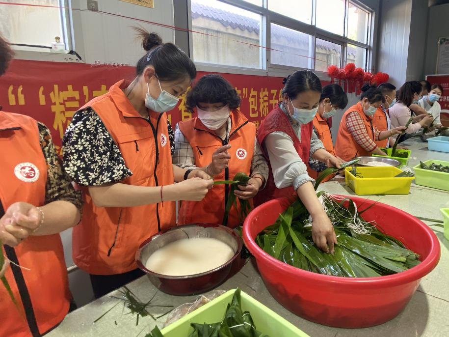 青口供電所黨支部聯(lián)合生產(chǎn)生活服務(wù)中心分會、黃沙坨社區(qū)，共同舉辦“悠悠艾草香 濃濃端午情”系列活動。.png